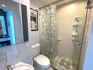 Ein Badezimmer mit Toilette, Waschbecken und Dusche.