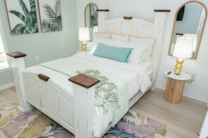 Escritorio, tabla de planchar con plancha, wifi gratis y ropa de cama 