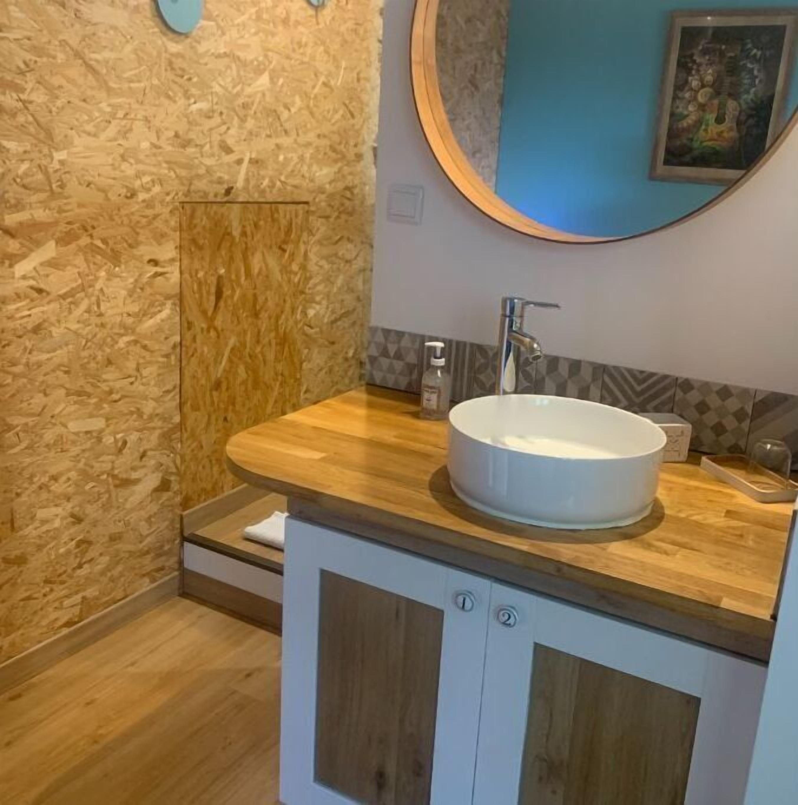 Douche, sèche-cheveux, serviettes fournies, savon