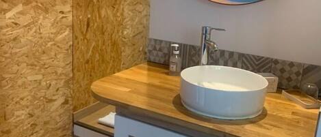 Douche, sèche-cheveux, serviettes fournies, savon