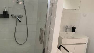 Een haardroger, handdoeken