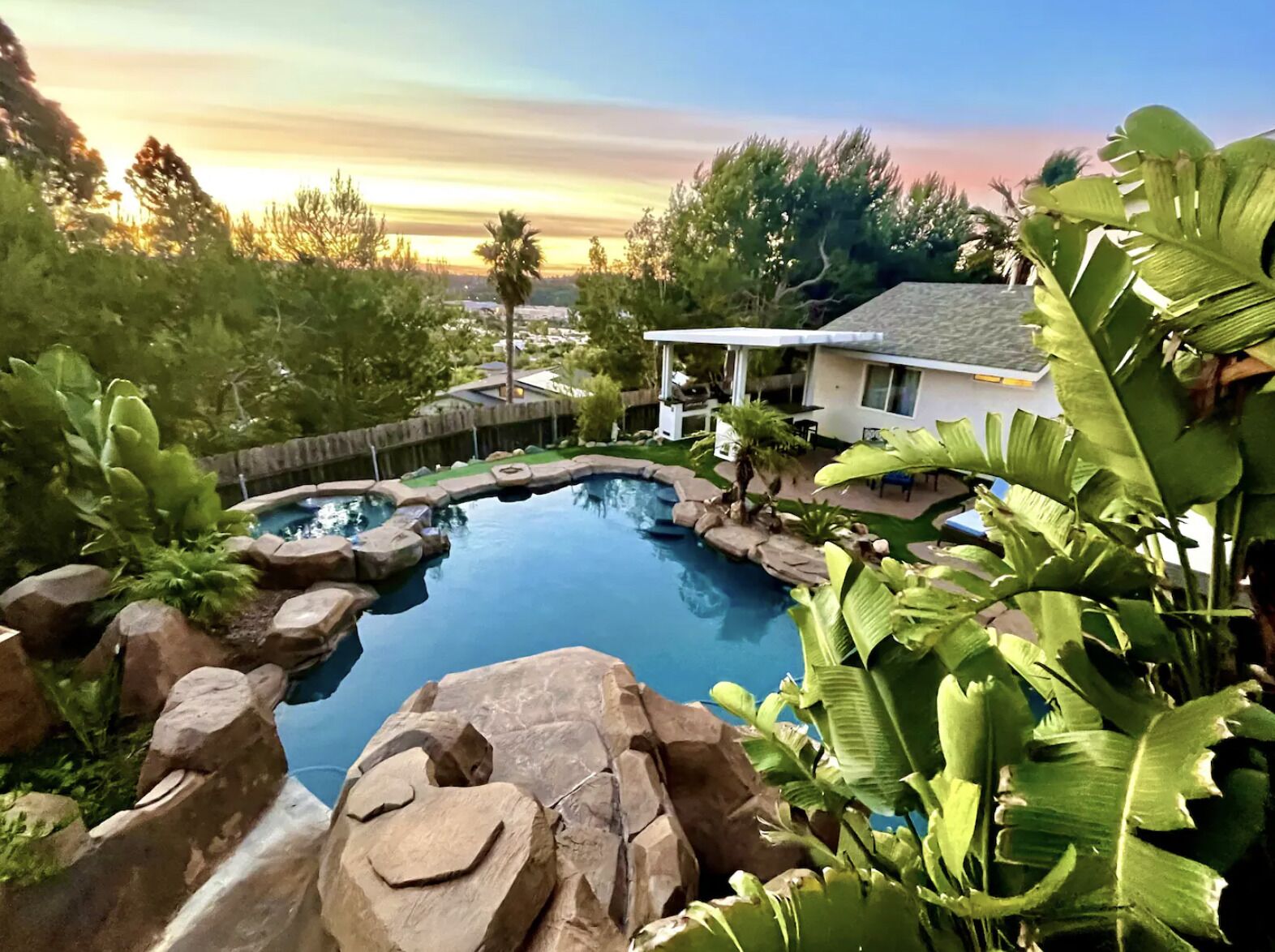 室外游泳池，恒温泳池