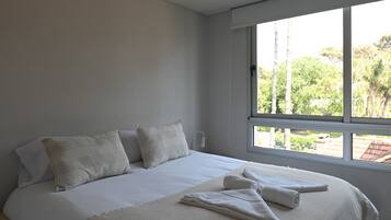 Apartamento, 2 quartos | Individualmente decorados, cortinas blackout, Wi-Fi de cortesia