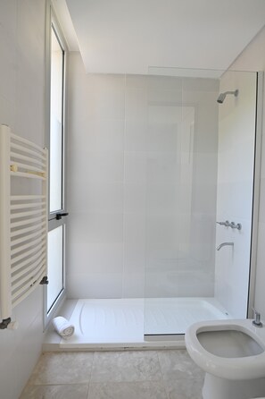 Apartemen | Kamar mandi | Kombinasi shower/bathtub, pengering rambut, kloset, dan handuk