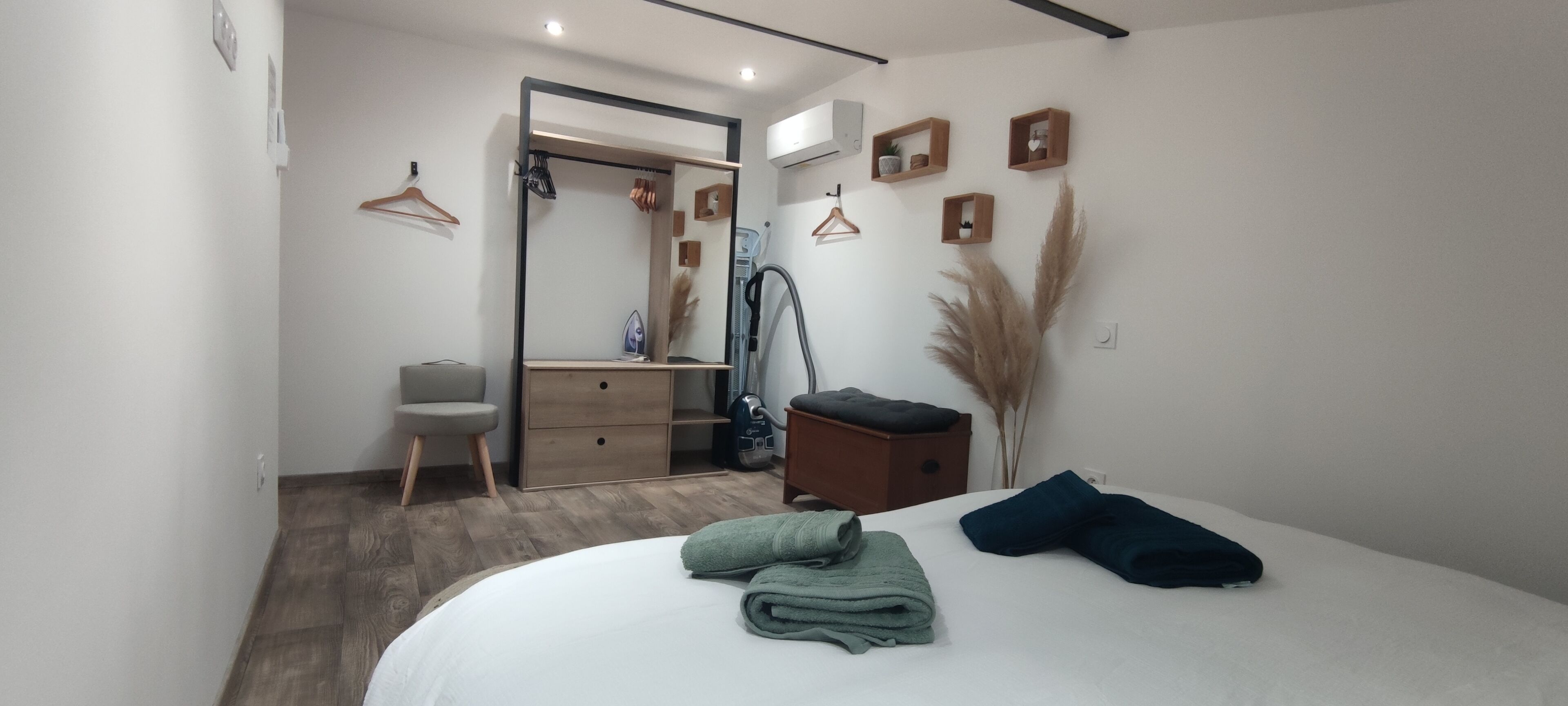 2 bedrooms, desk, iron/ironing board, travel cot