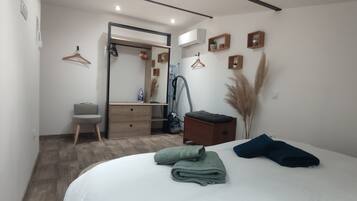 2 bedrooms, desk, iron/ironing board, travel cot