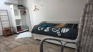 2 sovrum, skrivbord, strykjÀrn/strykbrÀda och resesÀng