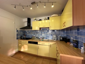 Coffee/tea maker, fridge, microwave, oven - Village Naturiste - Jardin de la Palmeraie / Villa 28 (Agde)
