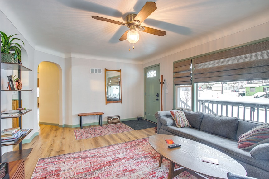 Pet-friendly Hiawatha Retreat W/ Private Yard! - Cedar Rapids, IA