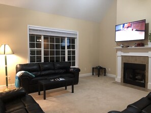 Living area - Master rental 4-bedroom house (Evans)