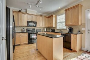 Private kitchen - Master rental 4-bedroom house (Evans)