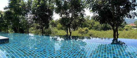 Una piscina al aire libre