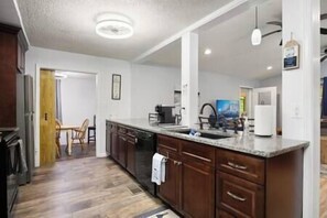 Kühlschrank, Mikrowelle, Ofen, Herdplatte