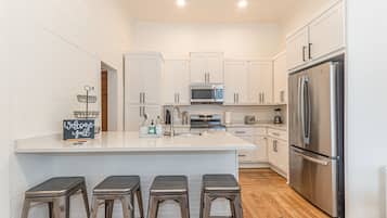 Geladeira, micro-ondas, fogão, cooktop