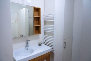 Douche, sĂšche-cheveux, serviettes fournies, savon