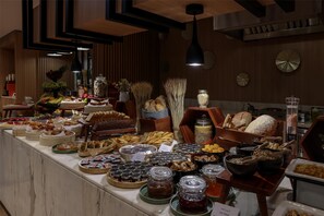 逢周一至周五供应英式早餐��（每人 SAR 120）