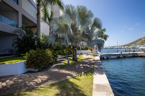 Property grounds - Las Brisas - lagoon view condo in Saint Martin (Koolbaai)