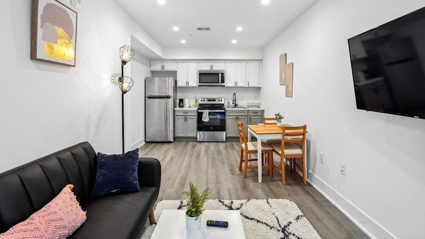 Eine moderne Wohnung mit Wohnzimmer, Essbereich und Küche.