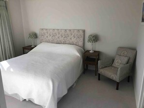 5 bedrooms, desk, iron/ironing board, free WiFi - Spacious Country House in stunning Hampshire village - sleeps 8 (Upton Grey)