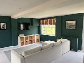 Smart TV, fireplace, video games, DVD player - Spacious Country House in stunning Hampshire village - sleeps 8 (Upton Grey)