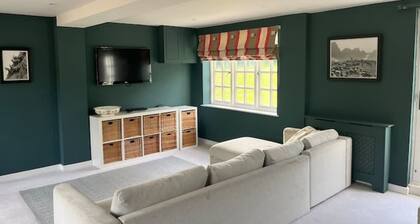 Spacious Country House in stunning Hampshire village - sleeps 8