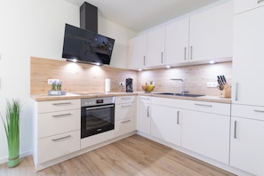 Kylskåp, mikrovågsugn, ugn och spishäll