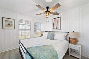 4 Schlafzimmer, Schreibtisch, Bügeleisen/Bügelbrett, Reisekinderbett