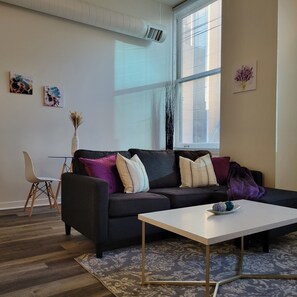 TV, table football, ping pong - Downtown Indy King Suite Lucas Oil Conv Center Skywalk#1 (Indianapolis)