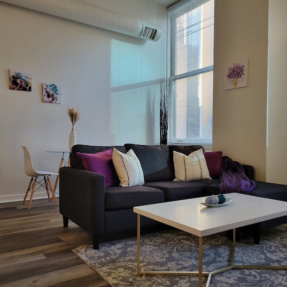 #1 Downtown Free Parking- King Suite- Walk To Lucas Oil, Conv Center, Gainbridge - White River State Park, Indianapolis