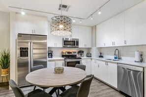Fridge, microwave, stovetop, dishwasher