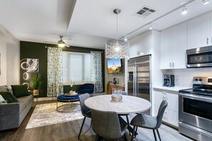 Fridge, microwave, stovetop, dishwasher