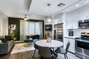 Fridge, microwave, stovetop, dishwasher