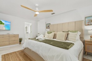 3 bedrooms, iron/ironing board, travel crib, internet - The Beach Bungalow - Heated Pool (Fort Myers Beach)