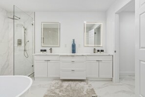 Handtücher, Seife, Shampoo, Toilettenpapier