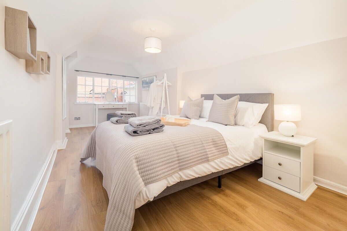 Tabla de planchar con plancha, wifi gratis y ropa de cama 