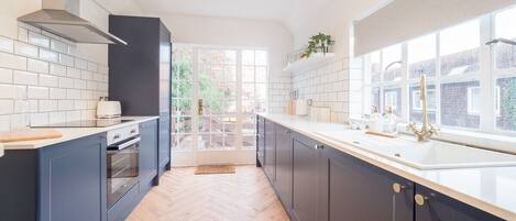 冰箱、微波炉、烤箱、炉灶