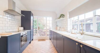 Hamlet's Nest - a cosy central apartment - sleeps 4