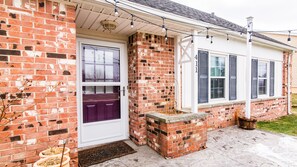 Exterior detail - Cozy Lake front Home, Hot Tub, close to Shopping  (White Lake charter Township)