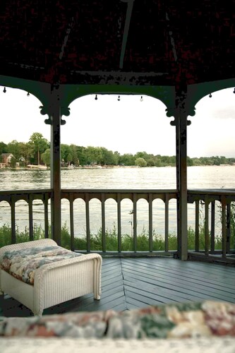 Cozy Lake front Home, Hot Tub, close to Shopping 