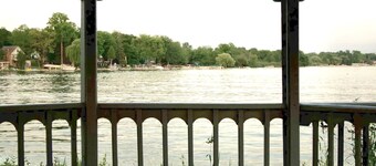 Cozy Lake front Home, Hot Tub, close to Shopping 