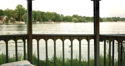 Cozy Lake front Home, Hot Tub, close to Shopping