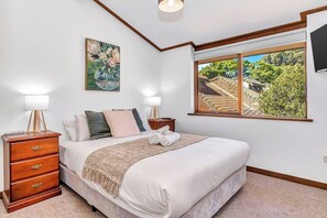 2 bedrooms, desk, iron/ironing board, WiFi