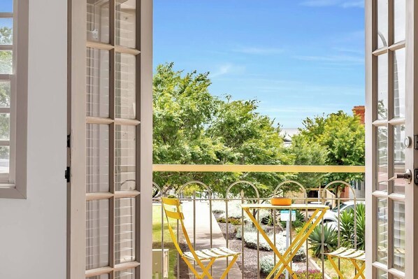 Outdoor dining - Time and Tide Beach Cottage on the Esplanade (Semaphore)