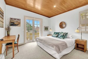 2 habitaciones, escritorio y tabla de planchar con plancha