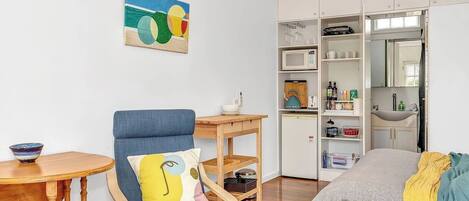 2 عدّة غرف نوم ومكتب ومكواة/لوح كي وسرير سفر