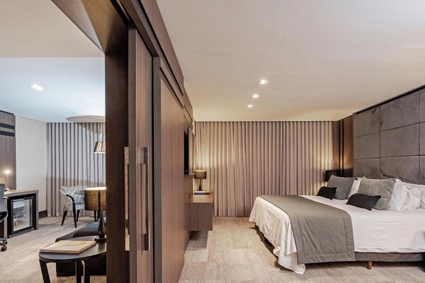 Espacio para trabajar con laptop, wifi gratis y ropa de cama