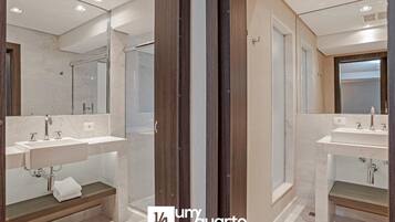 Apartamento básico | Baño | Ducha, secador de pelo, toallas y jabón