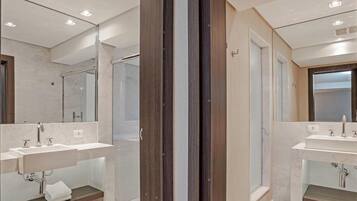 Apartamento básico | Baño | Ducha, secador de pelo, toallas y jabón