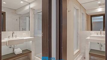 Basic Apartment | Bathroom | Shower, hair dryer, towels, soap