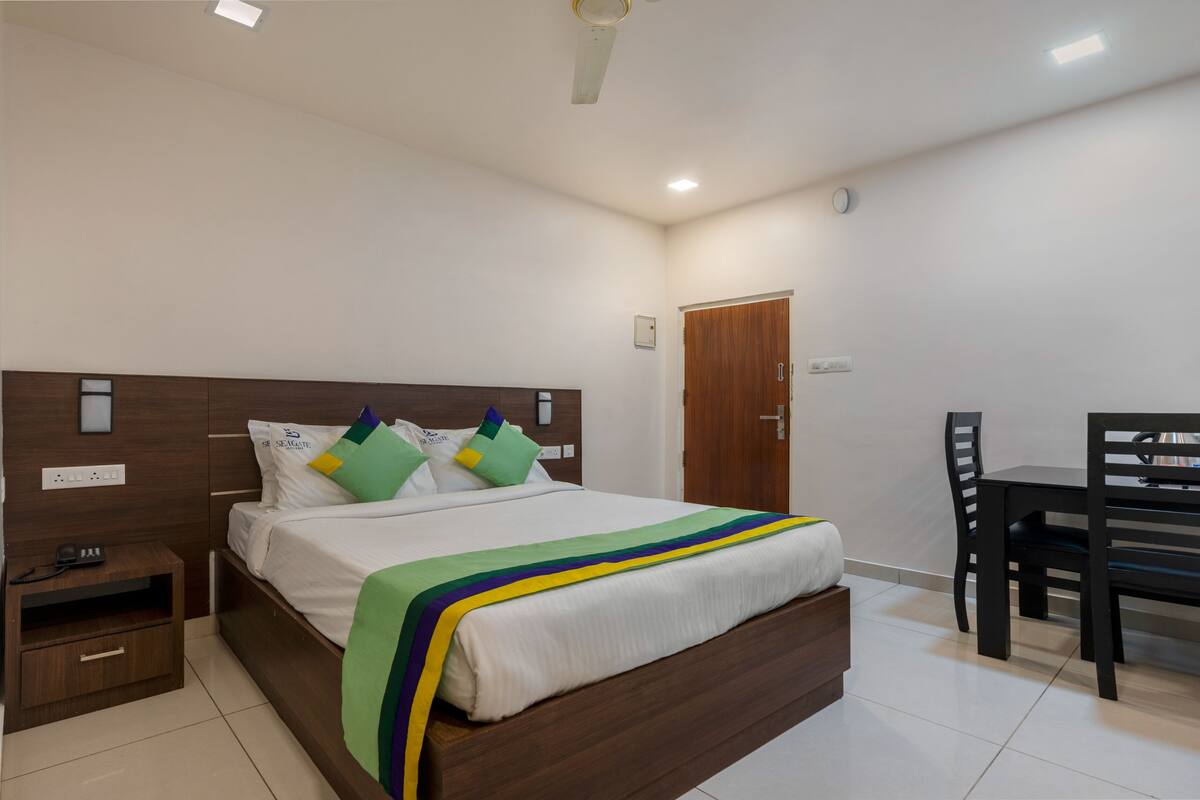 Deluxe Room | In-room safe, desk, iron/ironing board, bed sheets